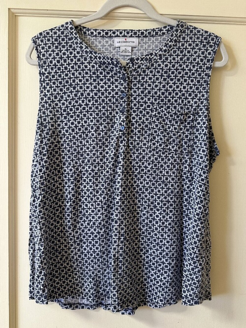 Liz Claiborne Womens XL Navy White Geometric Sleeveless Top Rayon Blend Blouse